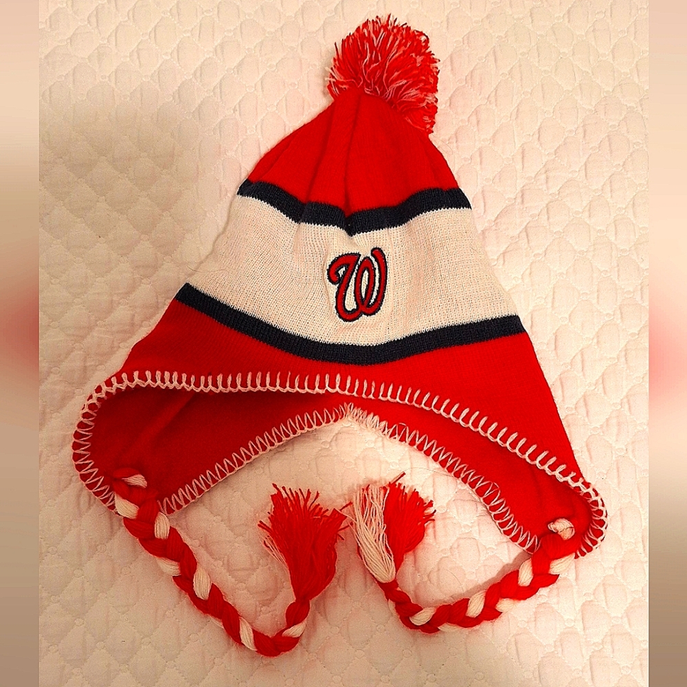 Washington Capitols 100% acrylic fleece lined cap w pom